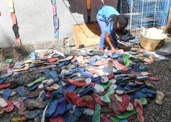 FOTOS: Chancletas abandonadas en las playas se convierten en arte en Kenia