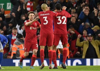 Liverpool gana 2-0 a Leicester y sigue a nueve puntos del City