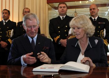 La esposa del príncipe Carlos, Camilla, da positivo al Covid-19