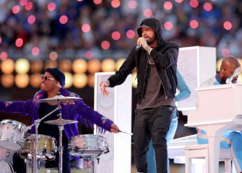 Así fue el controversial gesto de Eminem en el Half Time Show del Super Bowl 2022