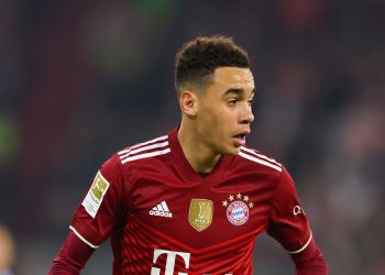 Jamal Musiala revive los contagios de COVID-19 en el Bayern Munich