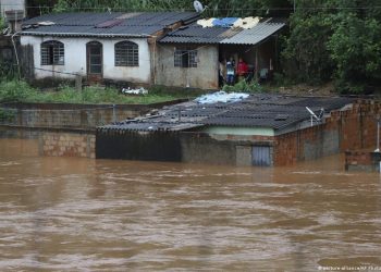 Ascienden a 105 muertos y 140 desaparecidos por deslaves e inundaciones en sureste de Brasil