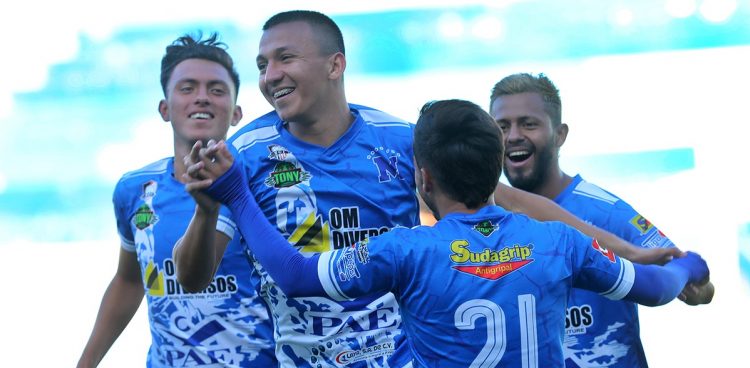 Festejo de los jugadores marcianos tras el primer gol de la tarde. Foto Sofía Mazariego