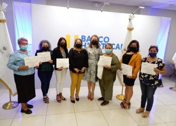 285 mujeres se graduaron de un curso de salud financiera