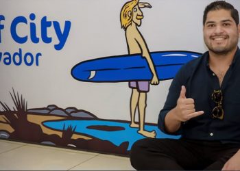 Armando Márquez, el artista que ilustró el interior del avión Surf City