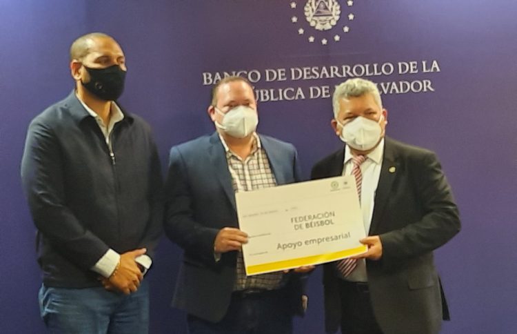 BANDESAL entregó apoyo económico a la Federación de Béisbol. (Fotos: Santiago Leiva).