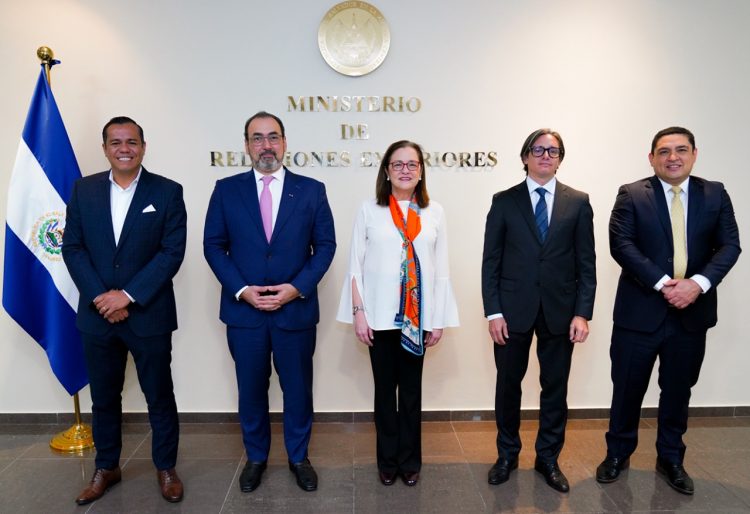 La reunión entre las autoridades de Gobierno y la multilateral latinoamericana tuvo lugar este viernes./Foto: Diario El Salvador.