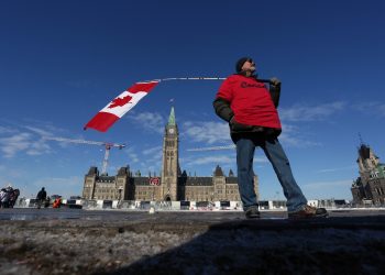 Cae empleo en Canadá ante endurecimiento de medidas de salud pública
