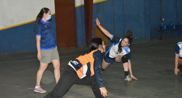 Las selecciones femenina y masculina de balonmano, entrenan bajo la mirada de dos asesores sudamericanos. Fotos COES