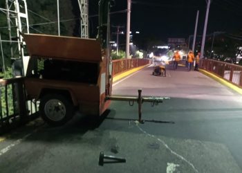Conductores invaden área de trabajo del FOVIAL en paso a desnivel de Santa Elena