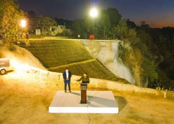 Ministro de Obras Públicas entrega obras de protección en reparto Las Cañas, Ilopango
