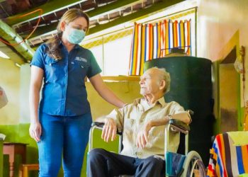Autoridades entregan silla de ruedas a mayor de edad en Chalatenango