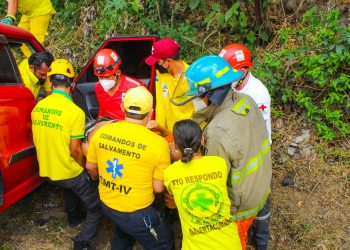 Bomberos rescata a persona atrapada en hierros retorcidos tras accidente vehicular en carretera a Comalapa