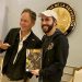 Periodista y criptoinversor, Max Keiser, entrega al presidente Nayib Bukele una edición de Bitcoin Magazine dedicada a El Salvador