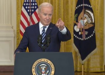 Biden anuncia que EE. UU. y sus aliados aplicarán sanciones económicas para limitar la economía de Rusia en el mundo