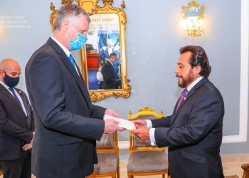 Vicepresidente Félix Ulloa recibe credenciales de siete nuevos embajadores en El Salvador