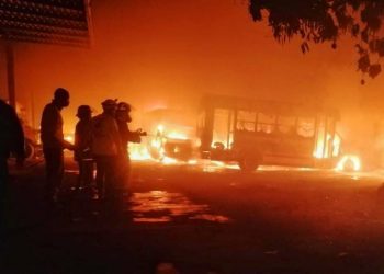 Incendio consumió 18 unidades de transporte colectivo en La Libertad
