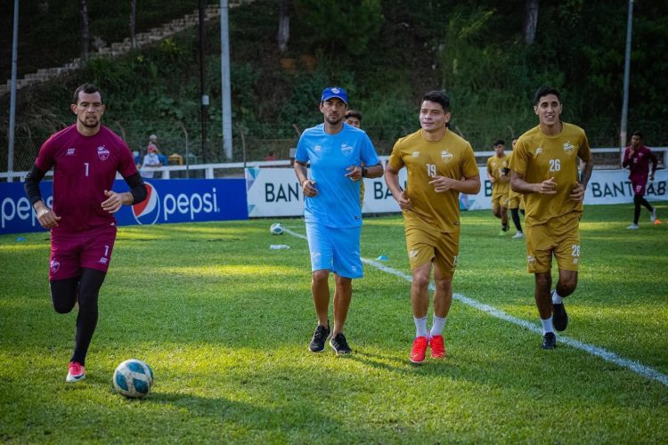 Fernando Guerra (celeste) en trabajos con jugadores del Cobán. Foto Cobán