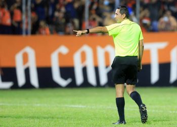 Comisión de arbitraje inhabilitó por cuatro jornadas al árbitro Héctor Salazar por yerros en el juego entre Águila y Atlético Marte