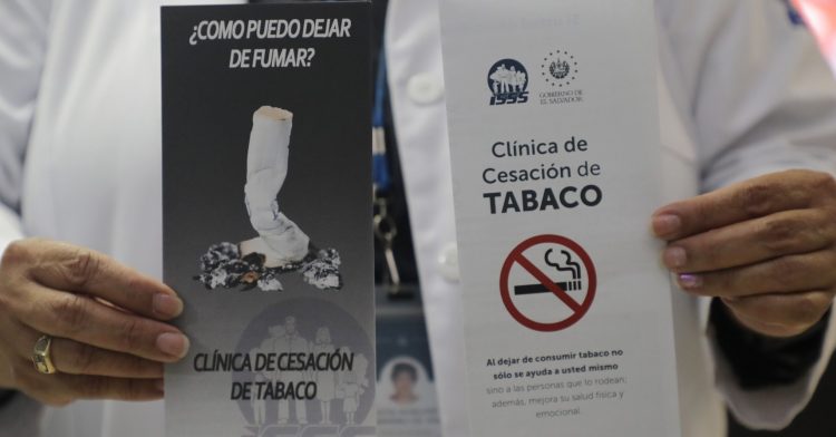 En la Clínica de Cesación de Tabaco, los derechohabientes y beneficiarios del ISS, pueden recibir un tratamiento integral para dejar el cigarro. Foto: Sofía Mazariego.