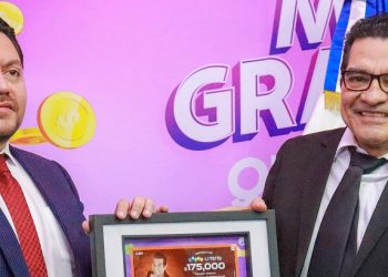 Celebran sorteo en honor a 50 años de trayectoria de Jhosse Lora