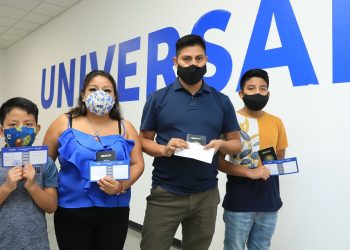 Familia mexicana aprueba el sistema de vacunación salvadoreño