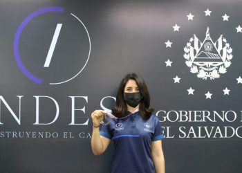 Indes entrega premio de $4,000 a Mariana Salazar por su bicampeonato de Downhill