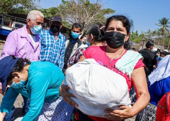 Gobierno entrega paquetes alimentarios a familias afectadas con la veda moluscos