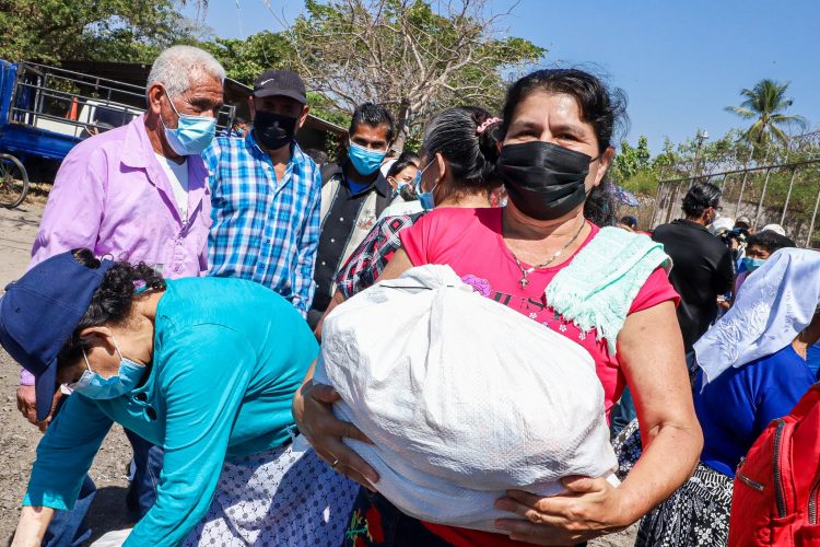 Este viernes, fueron beneficiadas 773 familias de San Luis La Herradura, en La Paz. Foto: Diario El Salvador.
