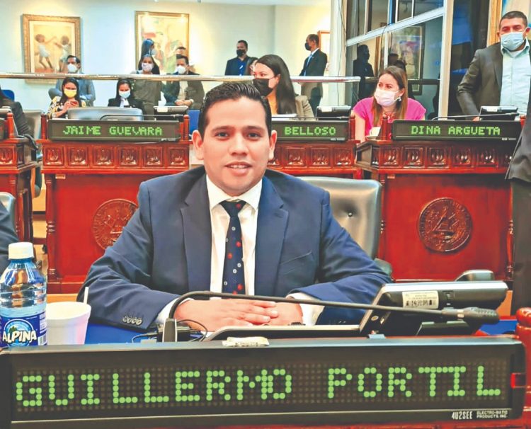 Guillermo Portillo es el diputado suplente de Margarita Escobar. La legisladora se ausentó de sus funciones legislativas desde el año pasado.