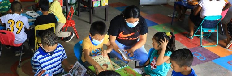 PROYECTO DE LECTURA Y JUEGOS EN SANTO DOMINGO DE GUZMAN, SONSONATE. NIÑOS APRENDEN Y SE DIVIERTEN EN EL LUGAR. 




Foto DESA/ Diego García.