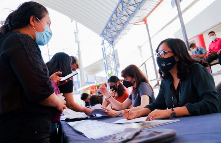 Interés. Decenas de salvadoreños se presentaron a  la convocatoria con una jornada de tres días. Muchos agradecieron la oportunidad que evitar los peligros de la migración irregular. Foto Cancillería.