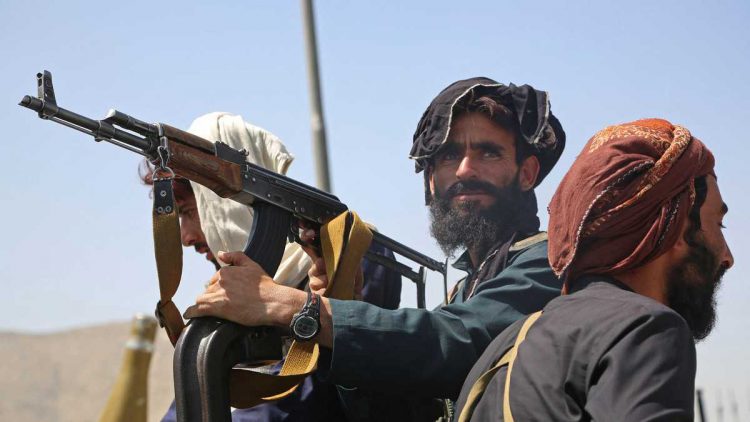Descontento. Los talibanes calificaron como robo e incautación del dinero en manos del país norteamericano.  Para el régimen la decisión representa el nivel más bajo. Foto AFP.