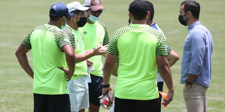 Hugo Pérez hizo la primera convocatoria a jugadores de la sub 17. Foto: Diario El Salvador.