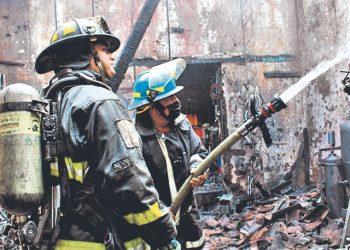 Incendio causó daños en taller de motos en Santa Ana
