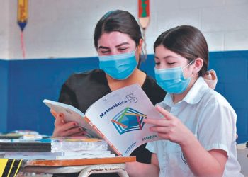 Estudiantes reciben sus libros en San Vicente