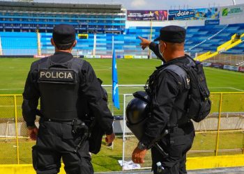 Policía Nacional Civil inspecciona Estadio Cuscatlán para garantizar seguridad durante partido de La Selecta