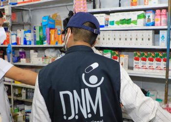 Dirección Nacional de Medicamentos decomisa productos falsificados en mercado municipal de Santa Tecla