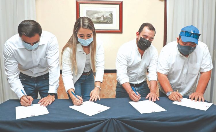 Crisis
El exdiputado
Josué Godoy
(segundo
de derecha
a izquierda)
y dirigentes
municipales
firman su
renuncia.