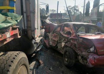 Choque entre rastra y camión deja saldo de dos lesionados en Santa Ana