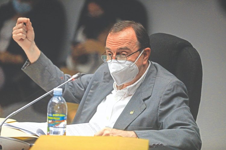 La UCA habría generado
utilidades por medio
de inversiones en
energía renovable y
microfinanciera, según le
expusieron a Oliva.