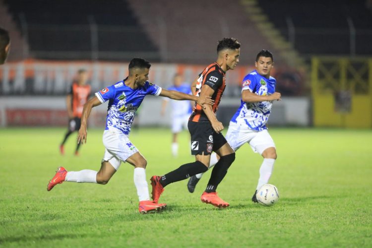 El Águila sigue líder del Torneo Clausura 2022, gracias al polémico triunfo de 2-1 obtenido ante Atlético Marte. Fotos Edison González
