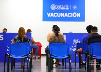 Gobierno salvadoreño continúa vacunación contra COVID-19 en todo el país