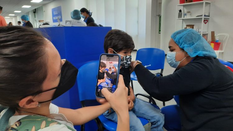 Vacunación ha ayudado a persona guatemaltecas.