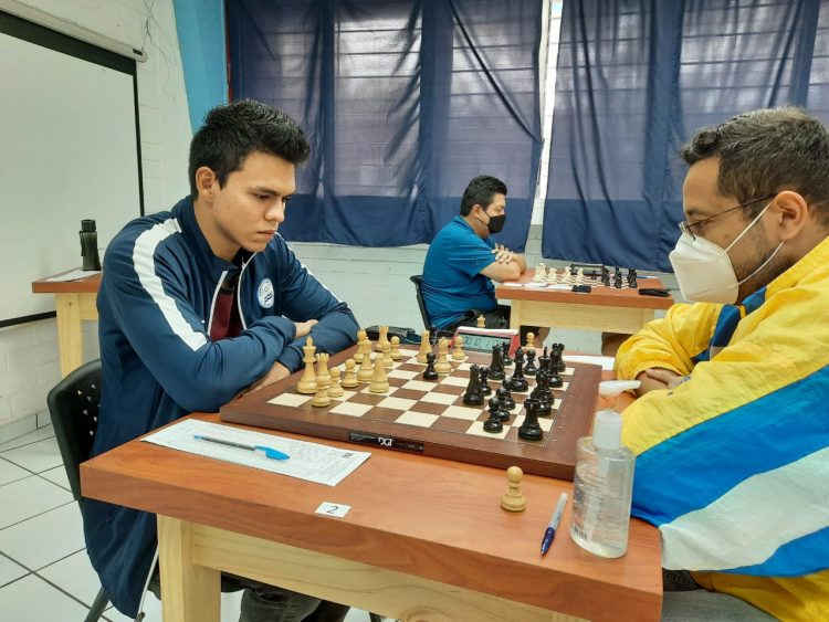 Jorge Girón (Izq.) derrotó este domingo a  Marvin Guevara y se adjudicó el segundo lugar. Fotos Rafael Cárcamo