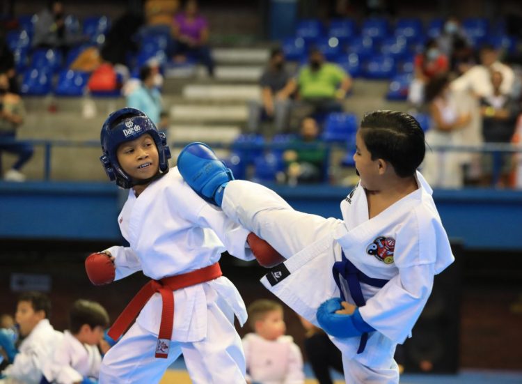 Los karatecas nacionales dominaron el evento internacional Copa El Salvador, realizada este domingo. Fotos Edison González