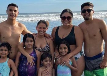 Jairo Henríquez y Kevin Santamaría, jugadores del CD Águila, comparten fotografías de un paseo con sus familias en la playa