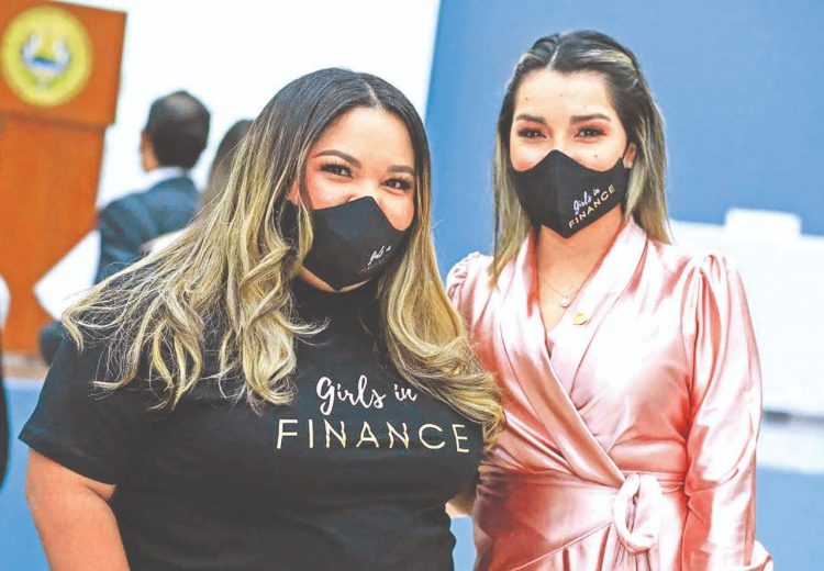 Formación en finanzas. Mujeres salvadoreñas serán capacitadas en temas financieros gracias a un diplomado
promovido por la diputada Dania González con apoyo de la comisión financiera de la Asamblea Legislativa.