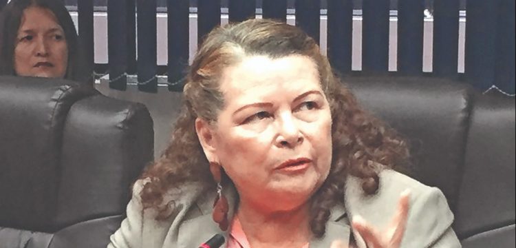 Blanca Flor Bonilla informó a la comisión que no reside en el país.