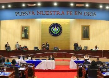 Asamblea desafora a diputados García y Aguilar por negociar prebendas
